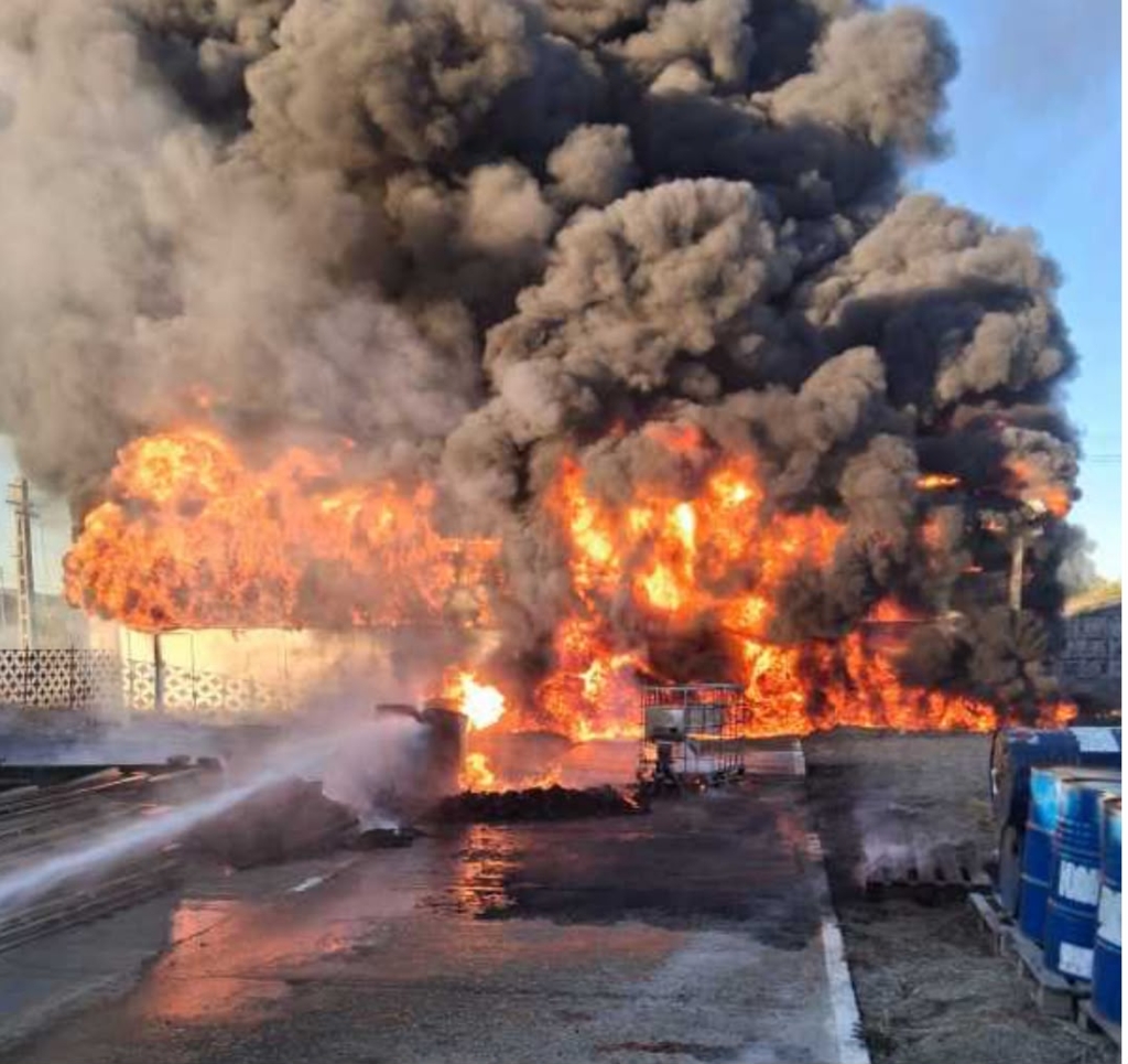 Incendiu la o hală cu vopsea și diluant în localitatea Sutești, județul Vâlcea