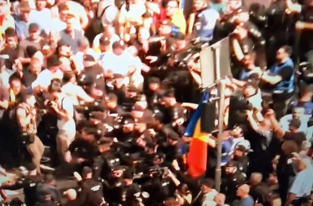 Incidente în Piața Victoriei: Jandarmerii investighează suspiciuni de infiltrare în rândul protestatarilor