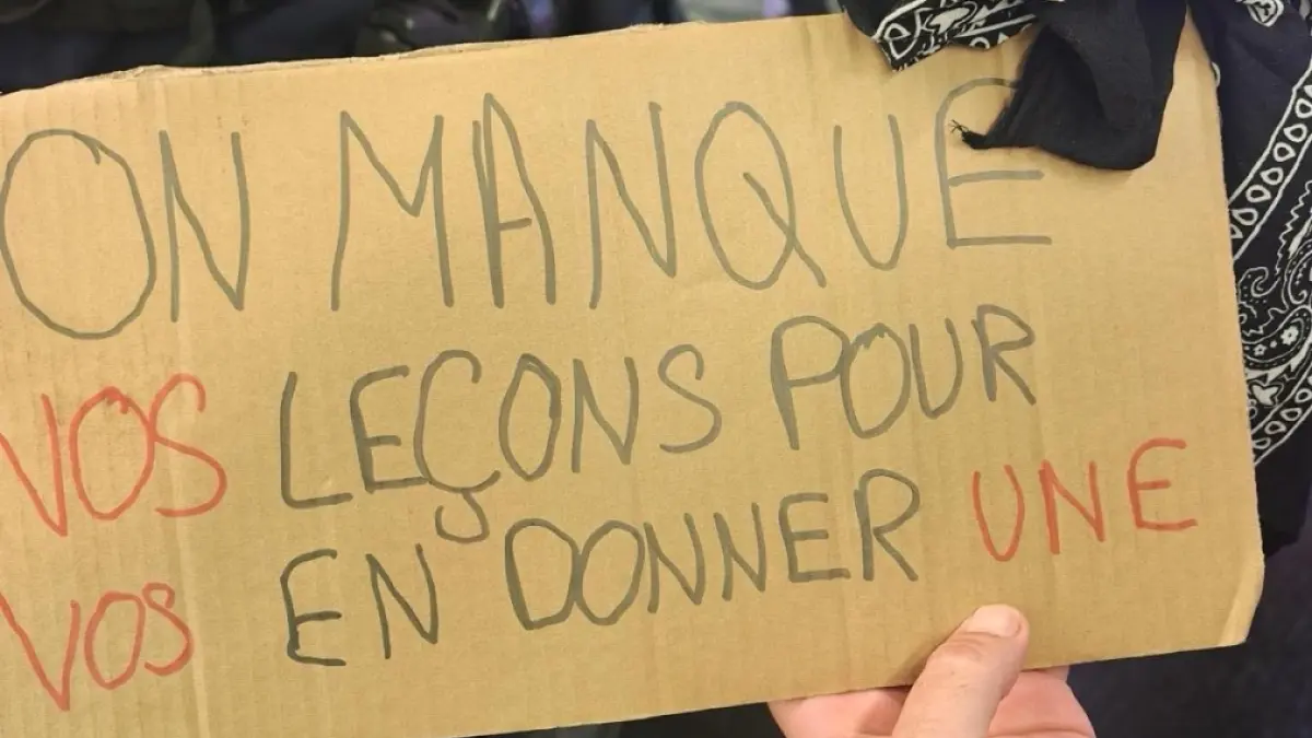 Poliția din Paris avertizează că protestele elevilor din Franța au scăpat de sub control