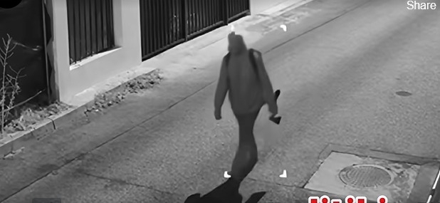 Bărbat filmat cu un topor de mari dimensiuni pe străzile din Pitești. Poliția caută suspectul