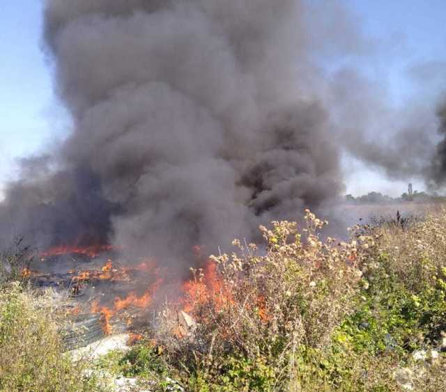 Incendiu la deșeuri și vegetație în localitatea Bălteni, județul Dâmbovița. A fost emis mesaj RO-Alert