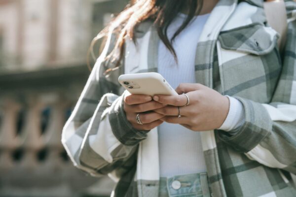 Avertisment DNSC: Mesaje SMS frauduloase care pretind că există amenzi de parcare neachitate
