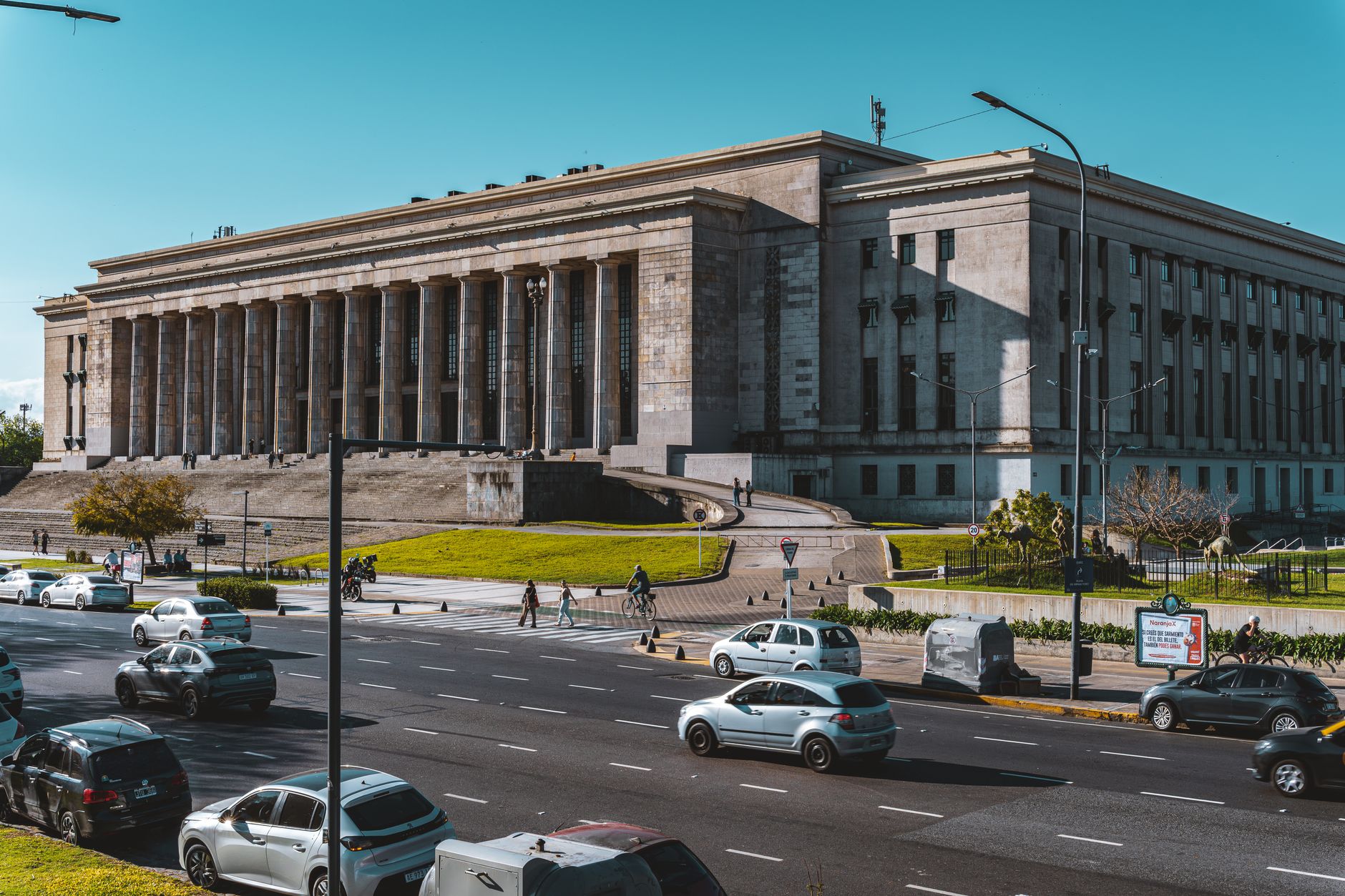 Violențe în Piața Victoriei: Protestatarii au forțat cordonul de jandarmi și au blocat circulația