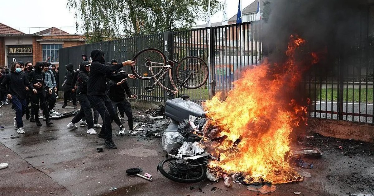 Protestele elevilor din Franța se extind: peste 400 de licee au suspendat cursurile