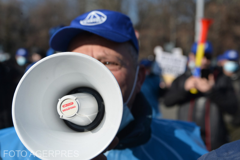 Piața Victoriei este blocată de protestul oierilor care vizează restricțiile la exportul de ovine
