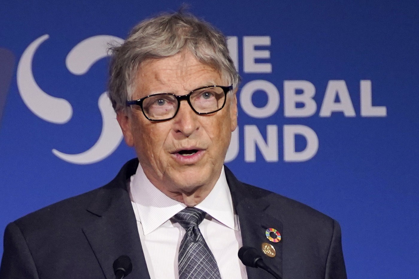 Bill Gates avertizează asupra riscurilor inteligenței artificiale: Guvernele sunt insuficiente în pregătire