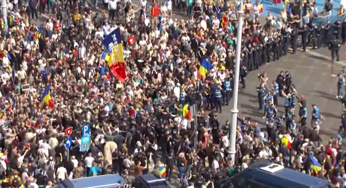 Incidente violente la protestul din fața Guvernului: Jandarmeria a extras persoane agresive