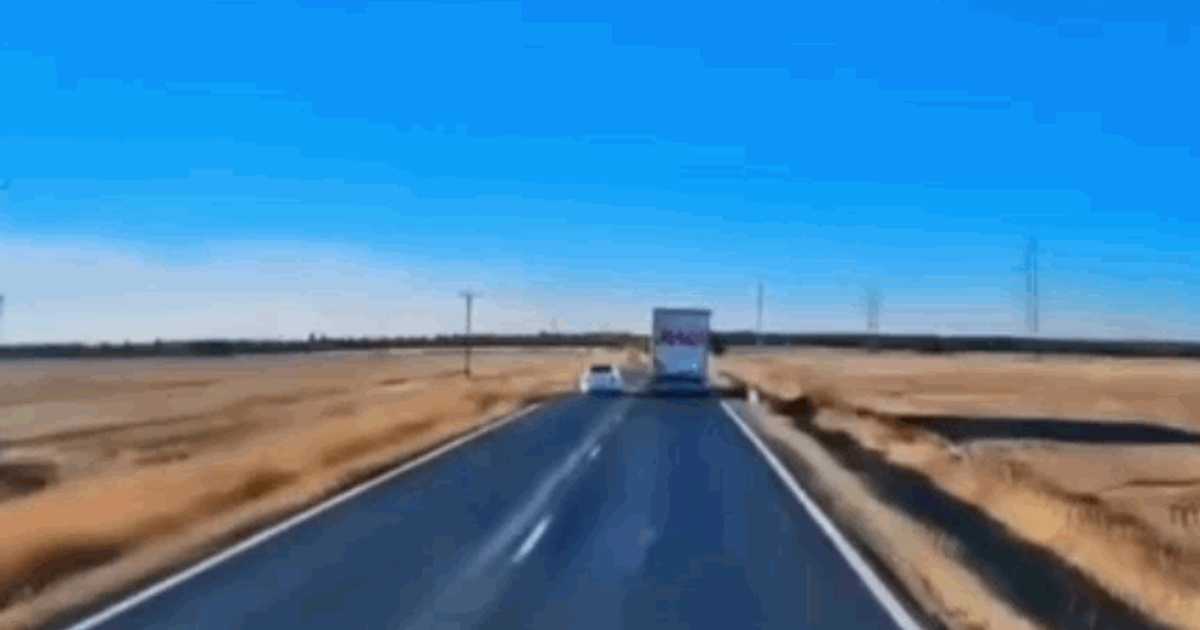 Impact frontal violent în Mehedinți după o manevră de depășire riscantă. Un șofer de 25 de ani este cercetat