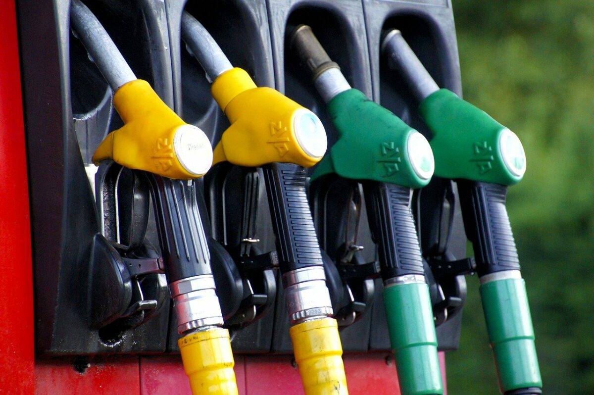 Polonia vrea să impună o taxă pe profiturile petrolierilor pentru a scădea prețurile la combustibil