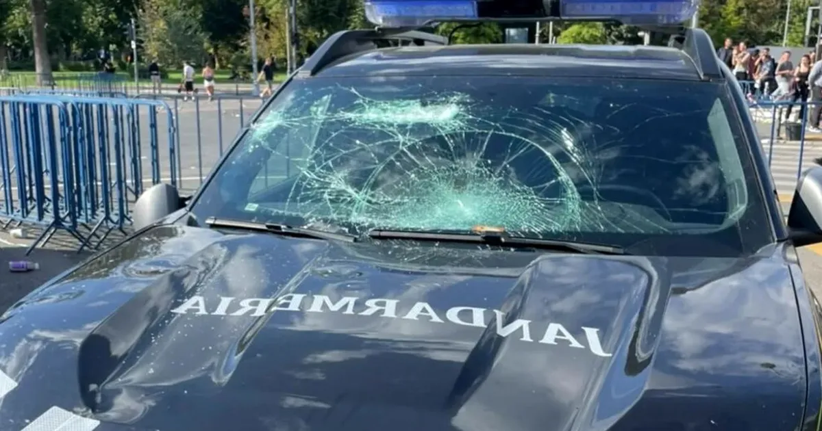 Violențe în Capitală: O autospecială a Jandarmeriei a fost distrusă în timpul protestului fermierilor