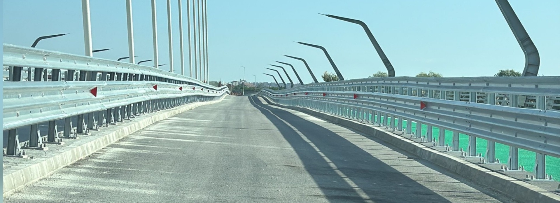 Podul hobanat din Arad intră în reparații după desprinderea stratului de tartan de pe trotuare