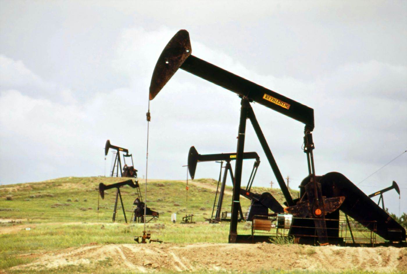 AIE: 80% din rezervele strategice de petrol promise în martie au fost deja epuizate