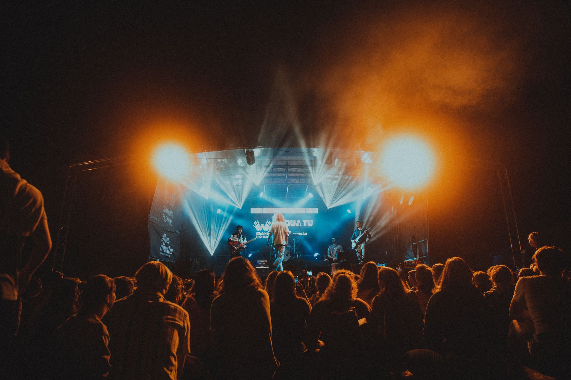 Theo Rose a organizat un concert în aer liber pe Calea Victoriei, cu un detaliu neobișnuit în echipă