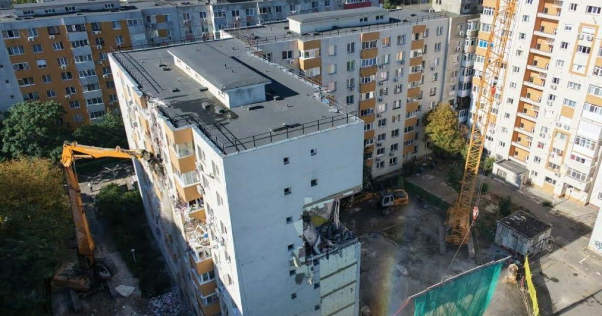 Demolarea controlată a blocului din Rahova a început: etajele superioare vor fi reconstruite