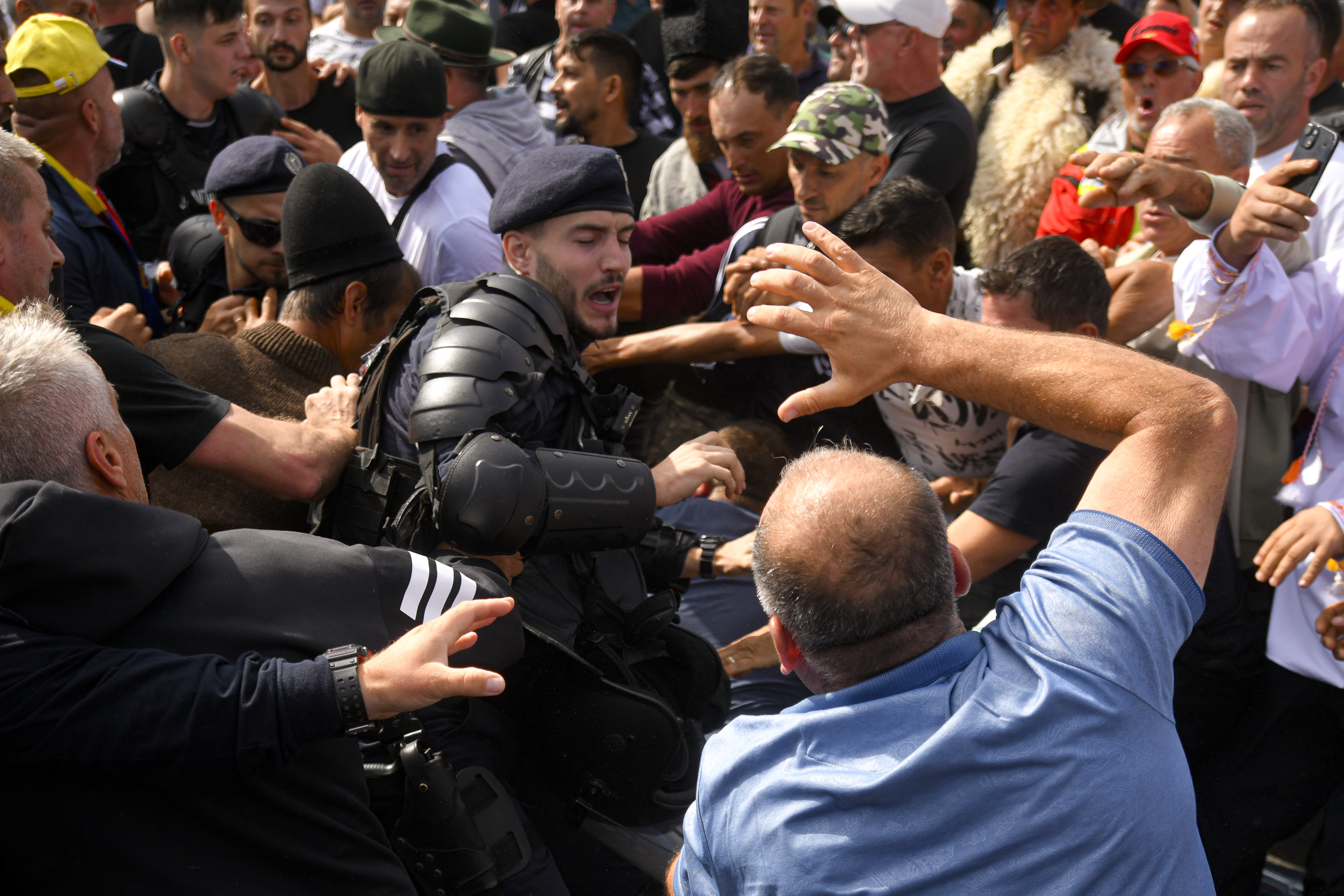 Violențe și intervenții ale jandarmilor la protestul fermierilor din București