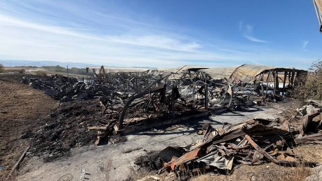 Incendiul de la stația de sortare a deșeurilor din apropierea Sibiiului a fost stins