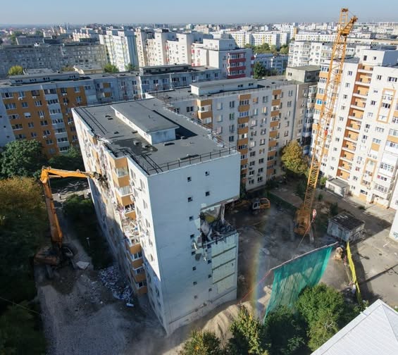 Demolare controlată a etajelor superioare ale unui bloc din Rahova, după deflagrația care a ucis trei persoane