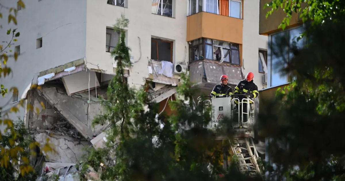 Demolarea controlată a etajelor superioare de la blocul din Rahova, afectat de explozie