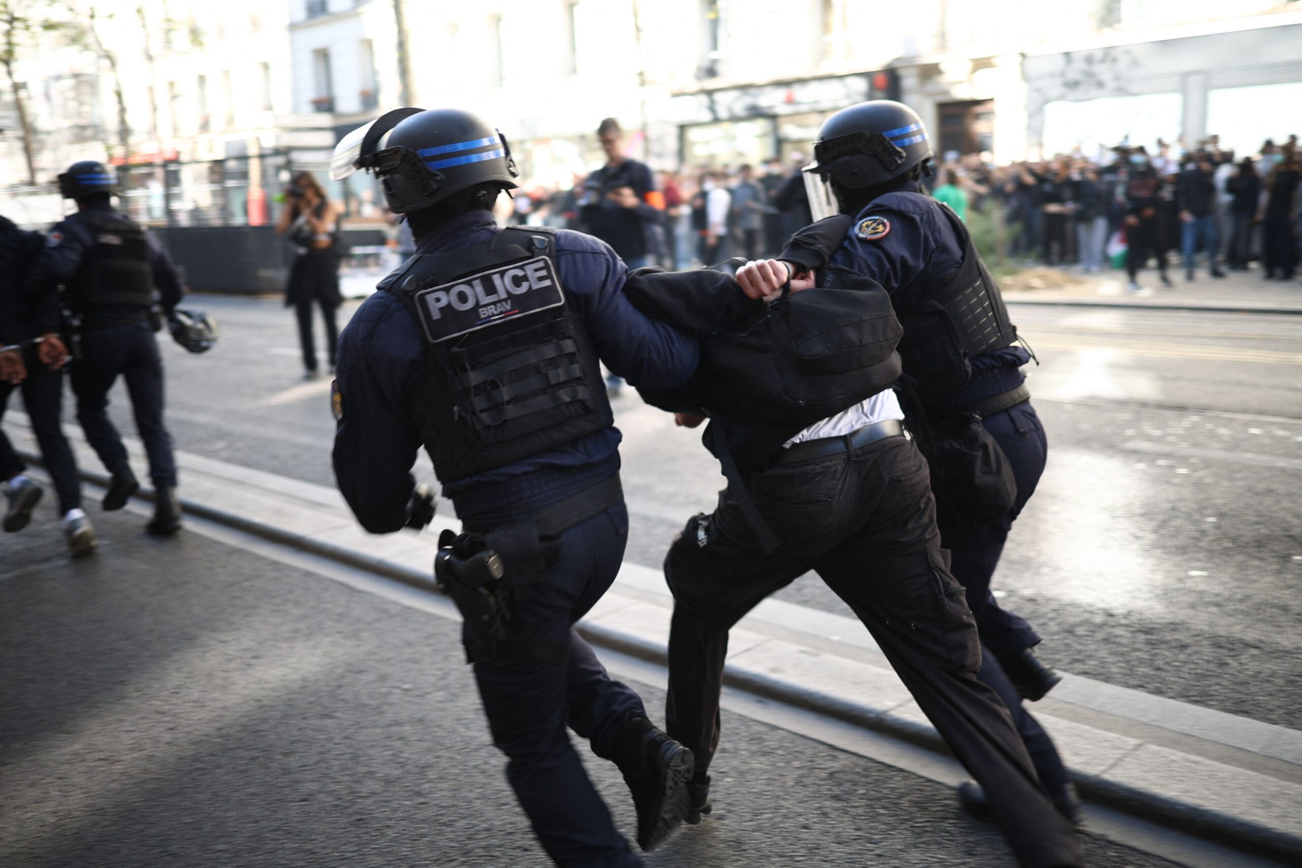 Proteste masive în Franța: Sindicatele se alătură liceenilor în manifestațiile de marți