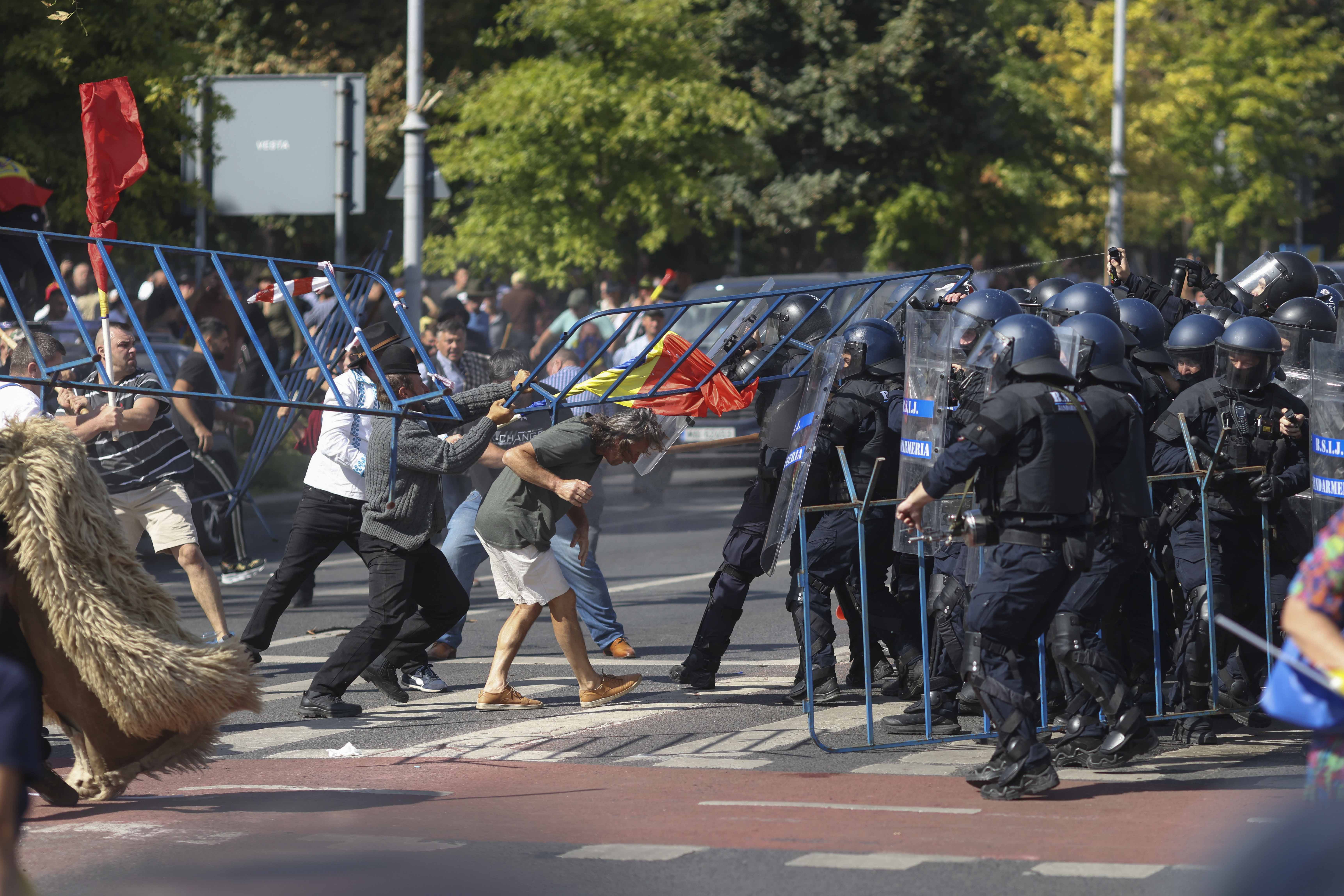 Clădiri de la Guvern țintite de manifestanți în timpul protestelor din Piața Victoriei