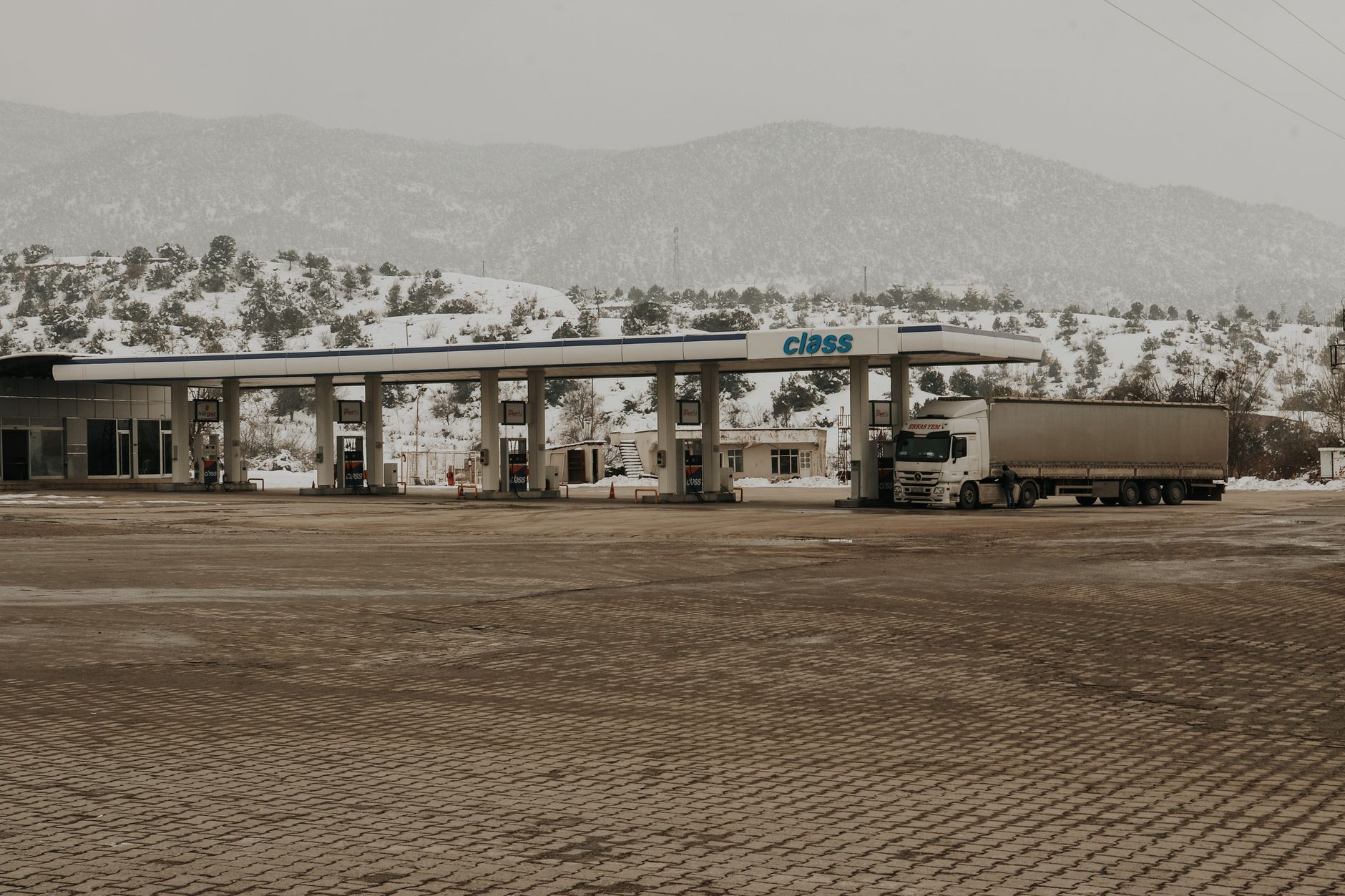 Accident grav la Călimănești: un camion frigorific s-a izbit într-o stație de carburanți