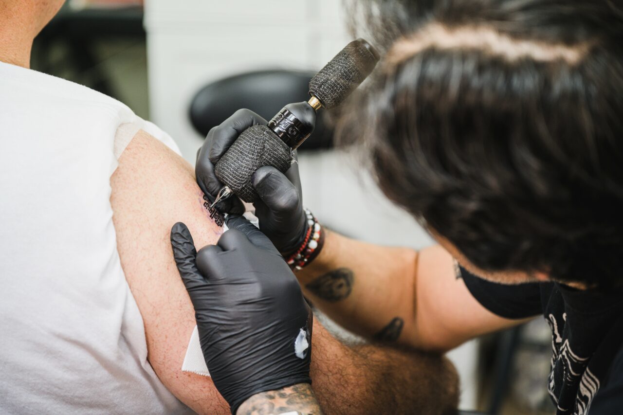 Administrator de salon de tatuaje din Constanța este acuzată că a practicat chirurgie estetică fără drept