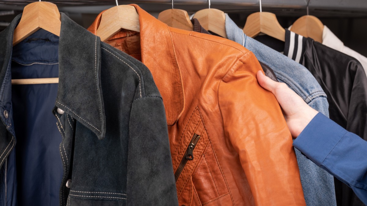 Un tânăr a renunțat la marketing pentru vânzarea de haine second-hand. Câștigă aproape 12.000 de euro lunar