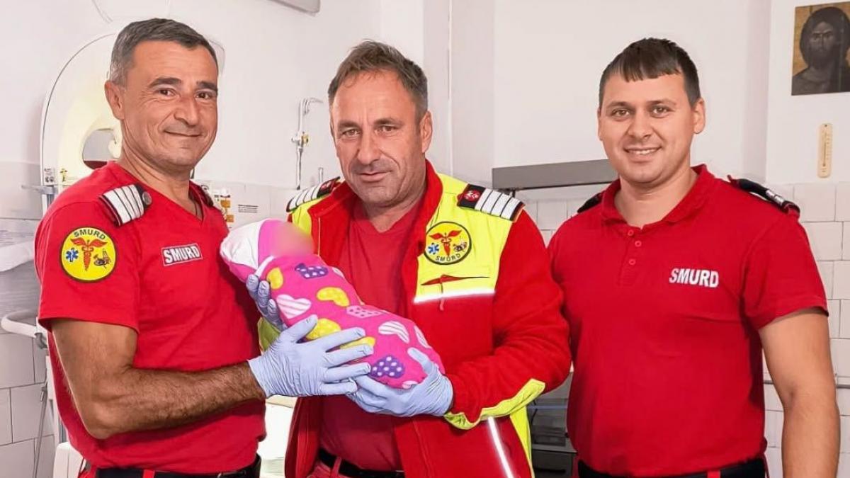 Un pompier SMURD din Arad a asistat la naștere în ambulanță în ultima sa tură înainte de pensionare