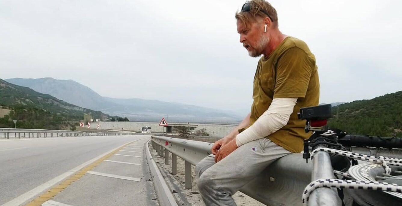 Exploratorul Karl Bushby a revenit în Anglia după o călătorie de 28 de ani în jurul lumii