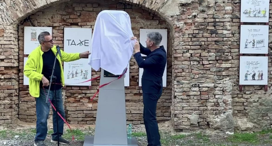 Un nou monument metalic dedicat „prostiei” a fost inaugurat în fața Muzeului Umorului din Brăila