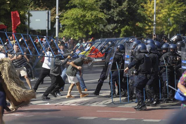 Percheziții în București și 11 județe pentru violențele de la protestul ciobanilor din Piața Victoriei