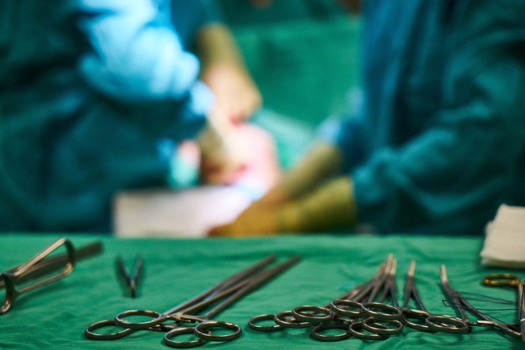 Femeie fără pregătire medicală efectua operații estetice și de mărire a organelor sexuale în Constanța