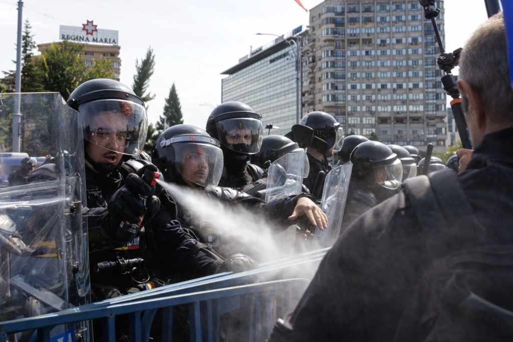 Percheziții în 11 județe pentru violențele survenite în timpul protestului ciobanilor din Piața Victoriei