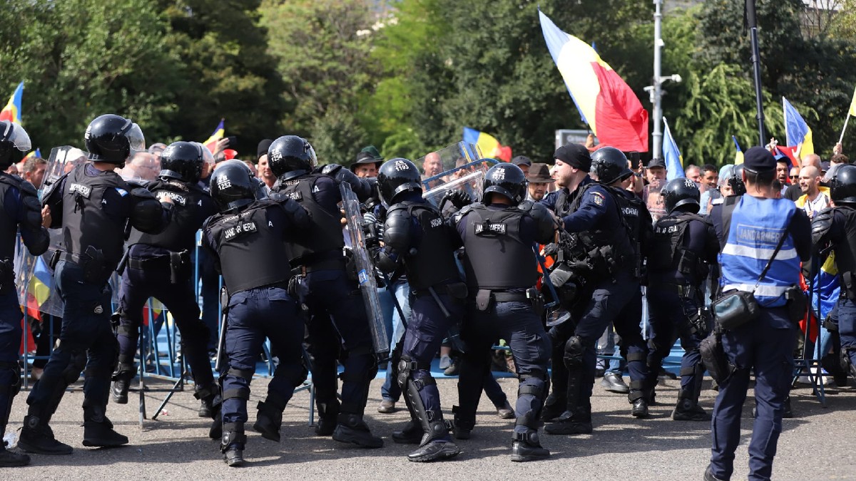Acțiune de amploare a poliției după violențele din Piața Victoriei: 21 de percheziții în mai multe județe