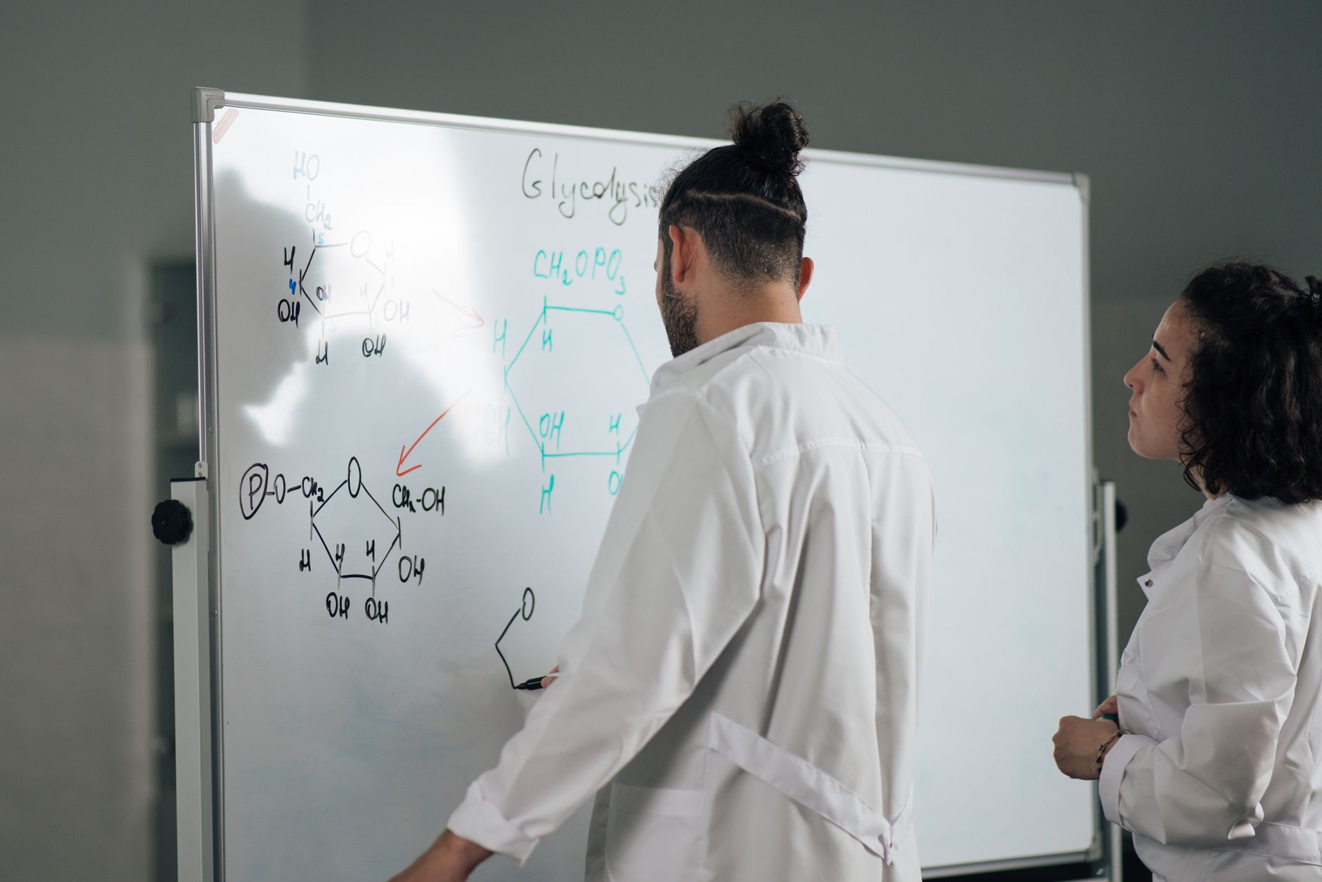 Henri Kagan și Kenso Soai au câștigat Premiul Nobel pentru Chimie 2026