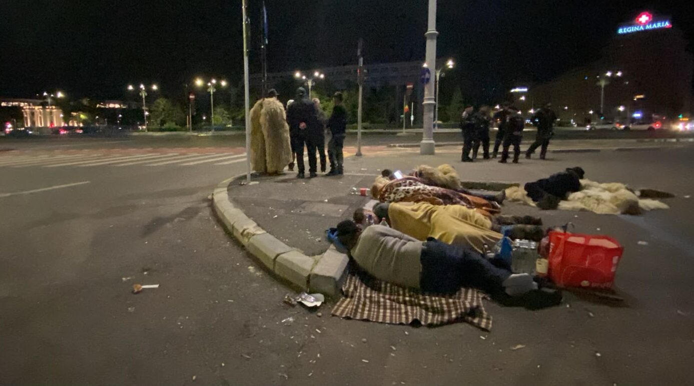 Oieri care dorm în fața Guvernului: imagini ale protestului din Piața Victoriei