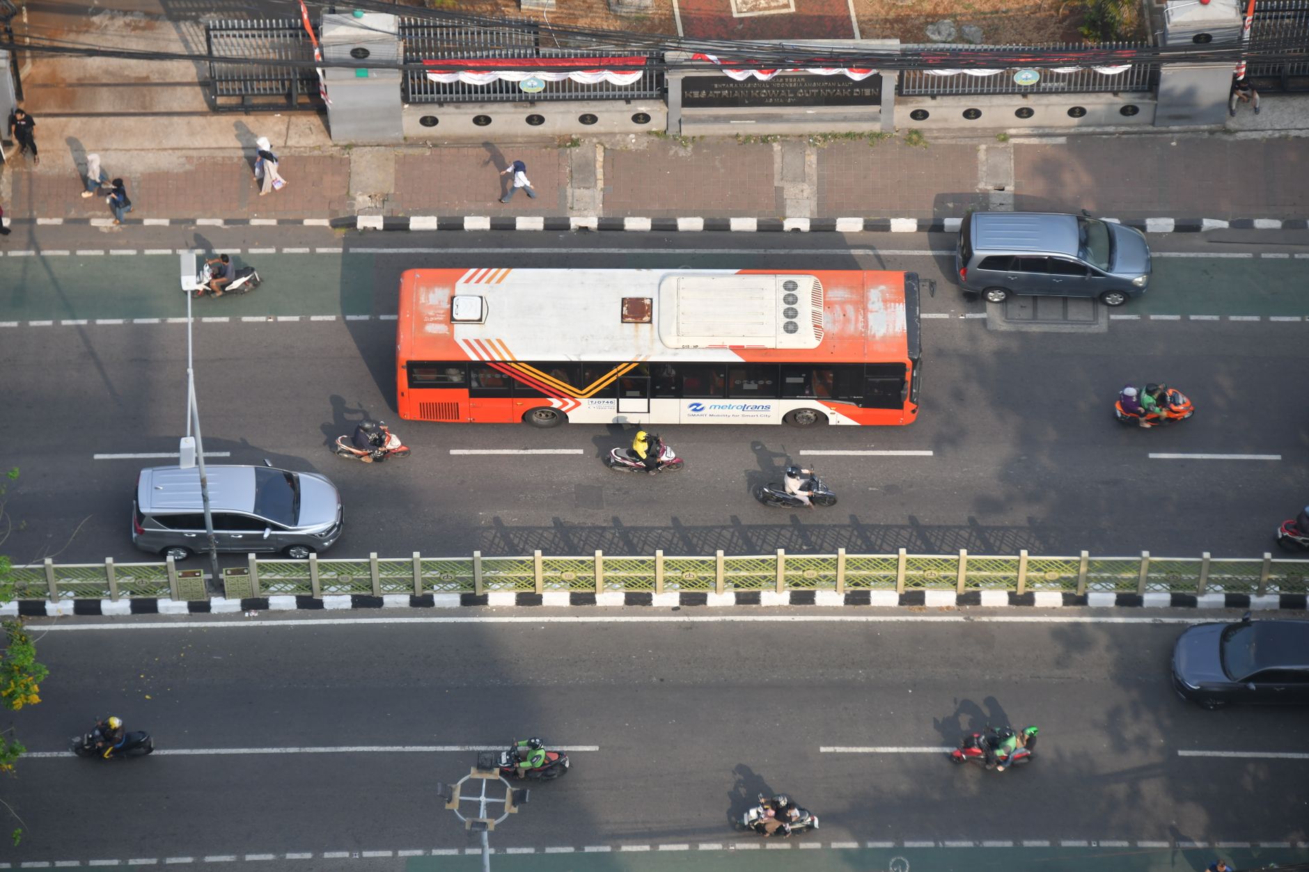 Camera Deputaților adoptă proiectul care permite motocicletelor și scooterelor să circule pe benzile de autobuz