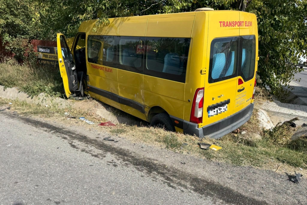 Accident grav în Giurgiu: Un microbuz școlar a fost izbit de un autoturism, un copil de 9 ani fiind lovit