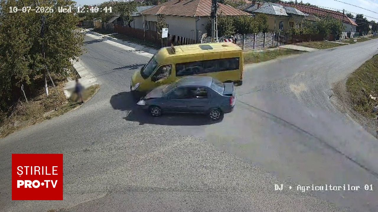 Accident pe D.J. 411: Un copil a fost lovit de un microbuz școlar după ce un autoturism nu a acordat prioritate