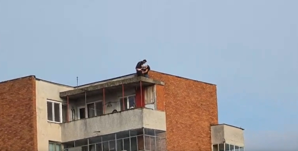 Poliția deschide un dosar penal după ce un cuplu a fost surprins în act sexuale pe acoperișul unui bloc din Oradea