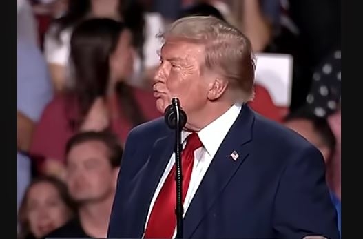 Donald Trump a fost întrerupt de protestatari în Texas: „Aceștia sunt plătiți de dușmanii națiunii noastre”