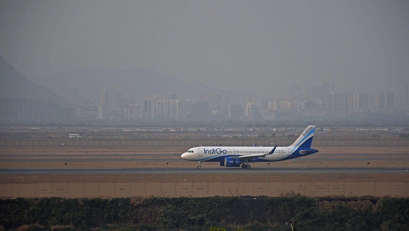Un avion IndiGo a aterizat cu avarii la partea frontală după lovirea de fulger și furtună