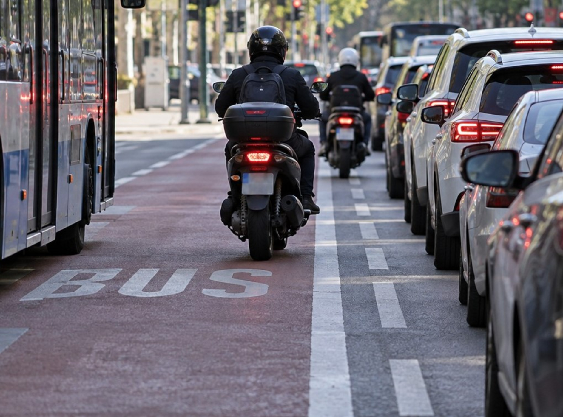 Se schimbă regulile de circulație pentru motocicliști: acces pe benzile de autobuz și noi norme de deplasare