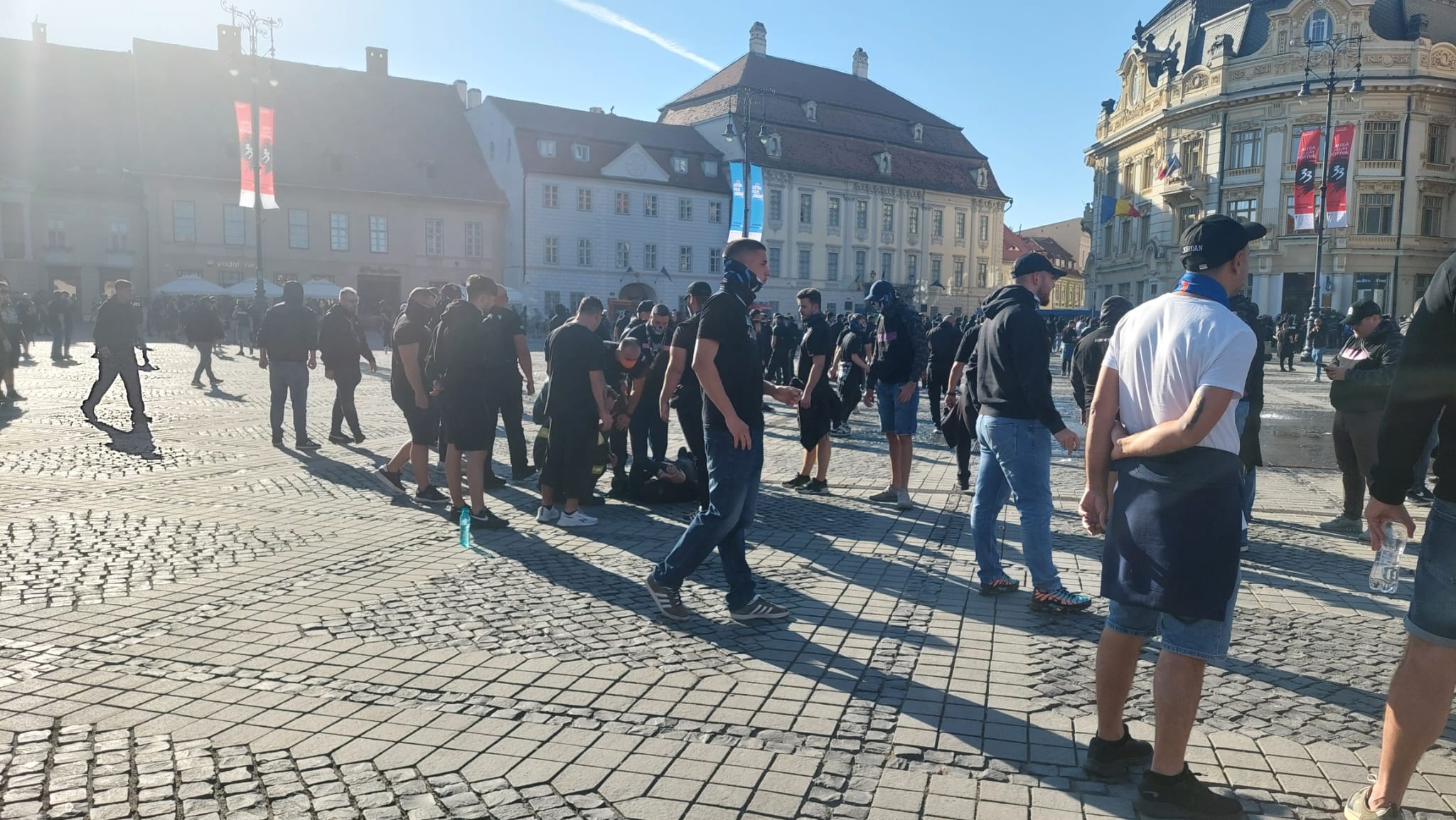 Scandal în centrul Sibiului: altercații între suporterii Steaua și Poli Timișoara, intervenție cu spray lacrimogen