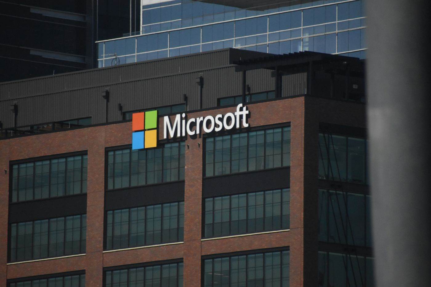 Microsoft lansează un model AI pentru programare care rulează local pe PC-uri și noi tehnologii de securitate