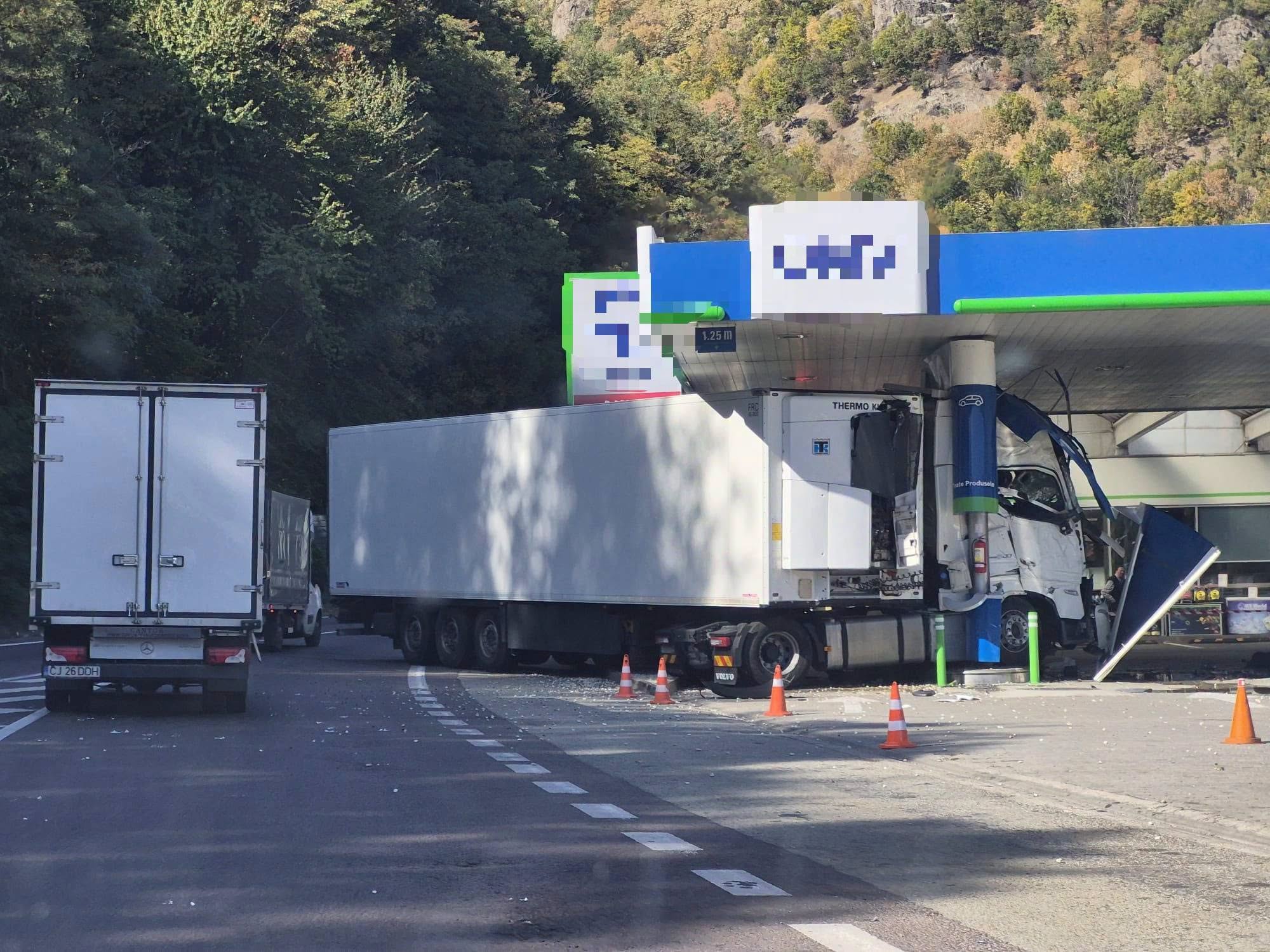 Șoferul turc care a intrat cu TIR-ul într-o pompă de benzină a fost reținut după accidentul din Călimănești