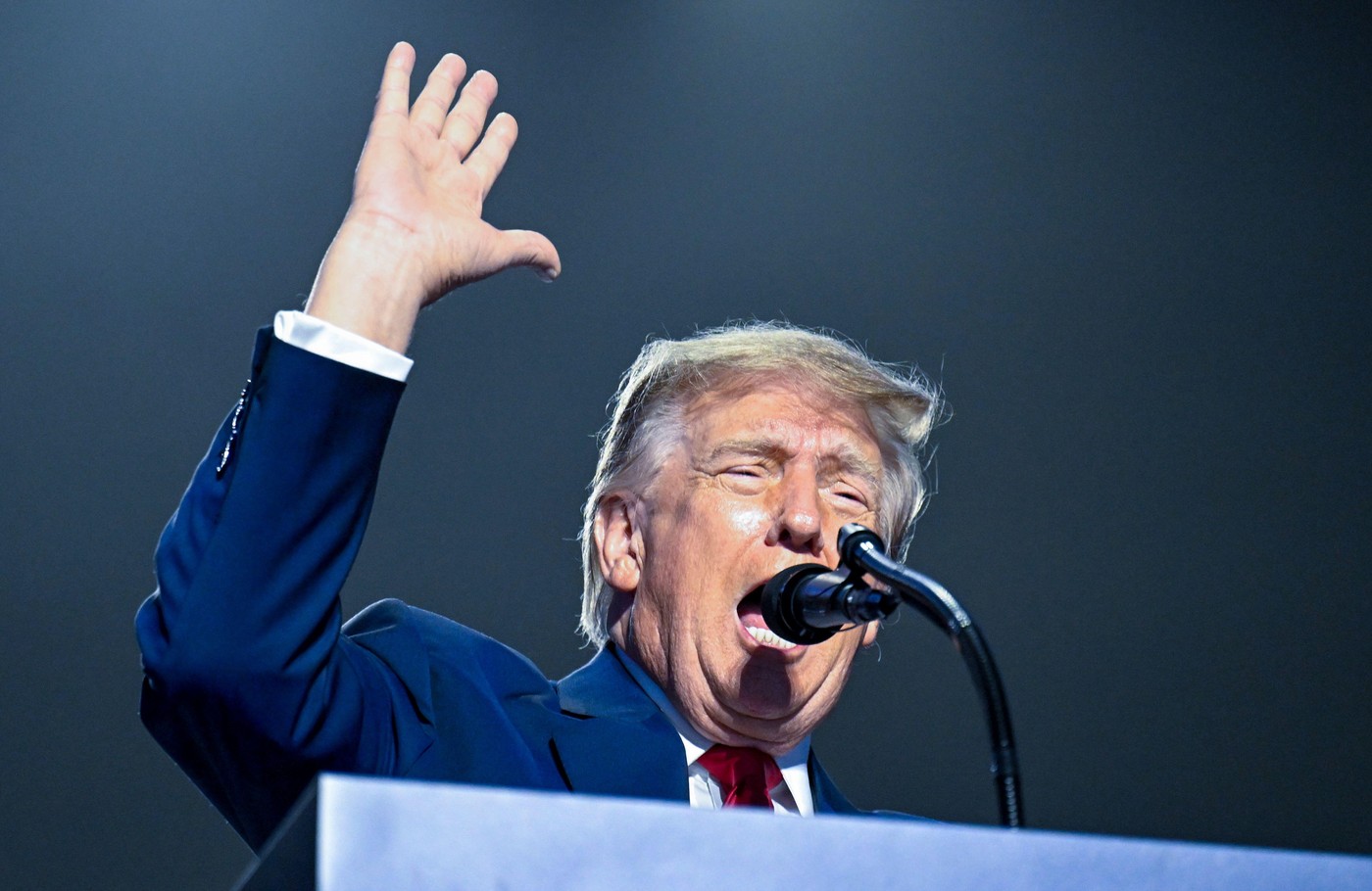 Donald Trump amenință cu sancțiuni pentru cei care nu folosesc termenul „super inteligență” în loc de AI