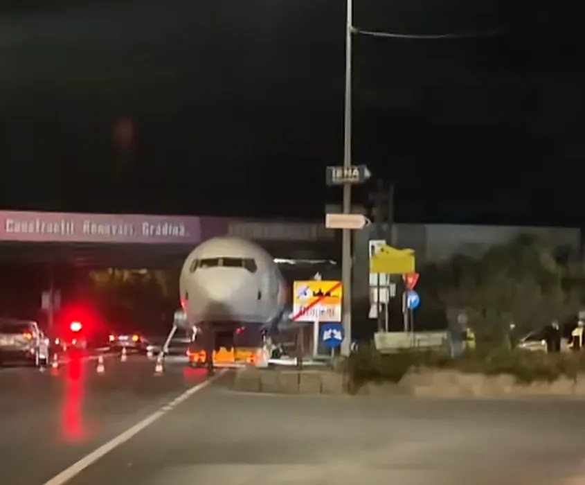 Transport neobișnuit de la Aeroportul Otopeni spre Voluntari: un avion dezafectat a rămas blocat sub un pod