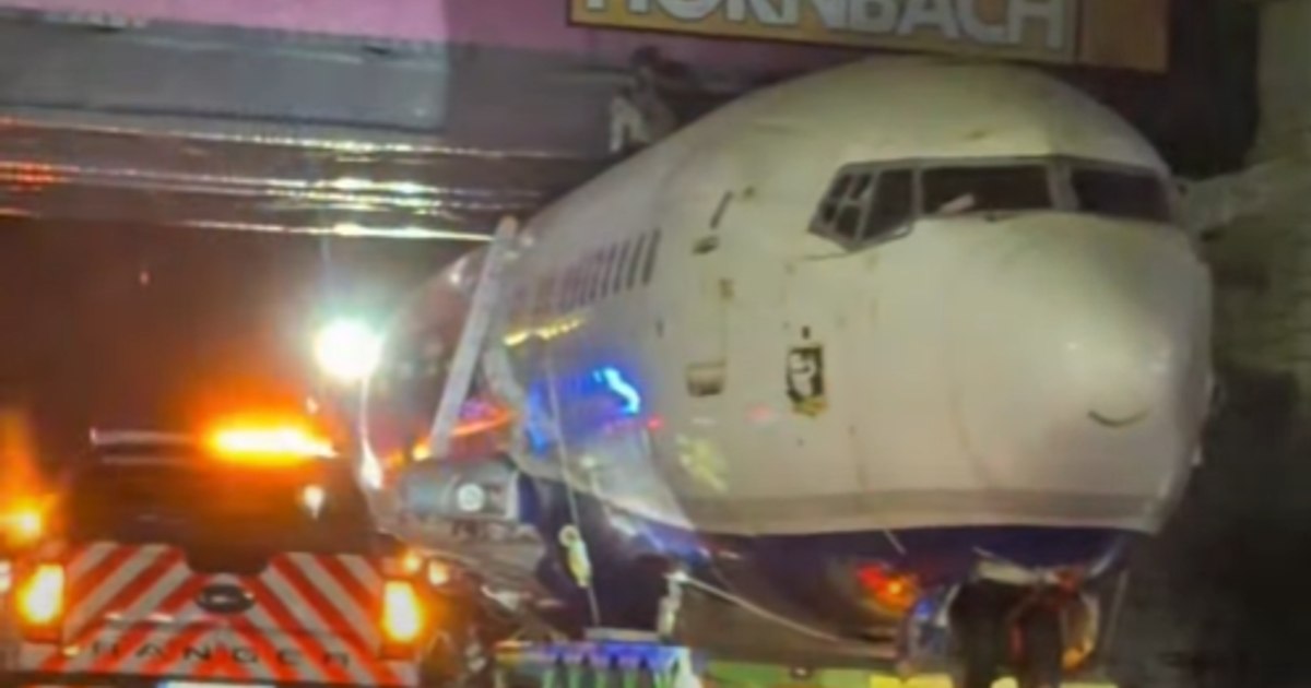 Un avion de pasageri a rămas blocat sub un pod CFR pe DN1, în zona Balotești