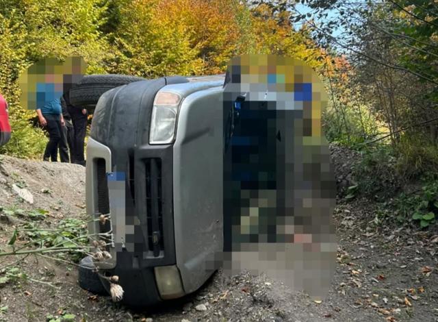 Tragedie în Brașov: Doi vârstnici au fost găsiți morți într-un autoturism răsturnat într-o râpă